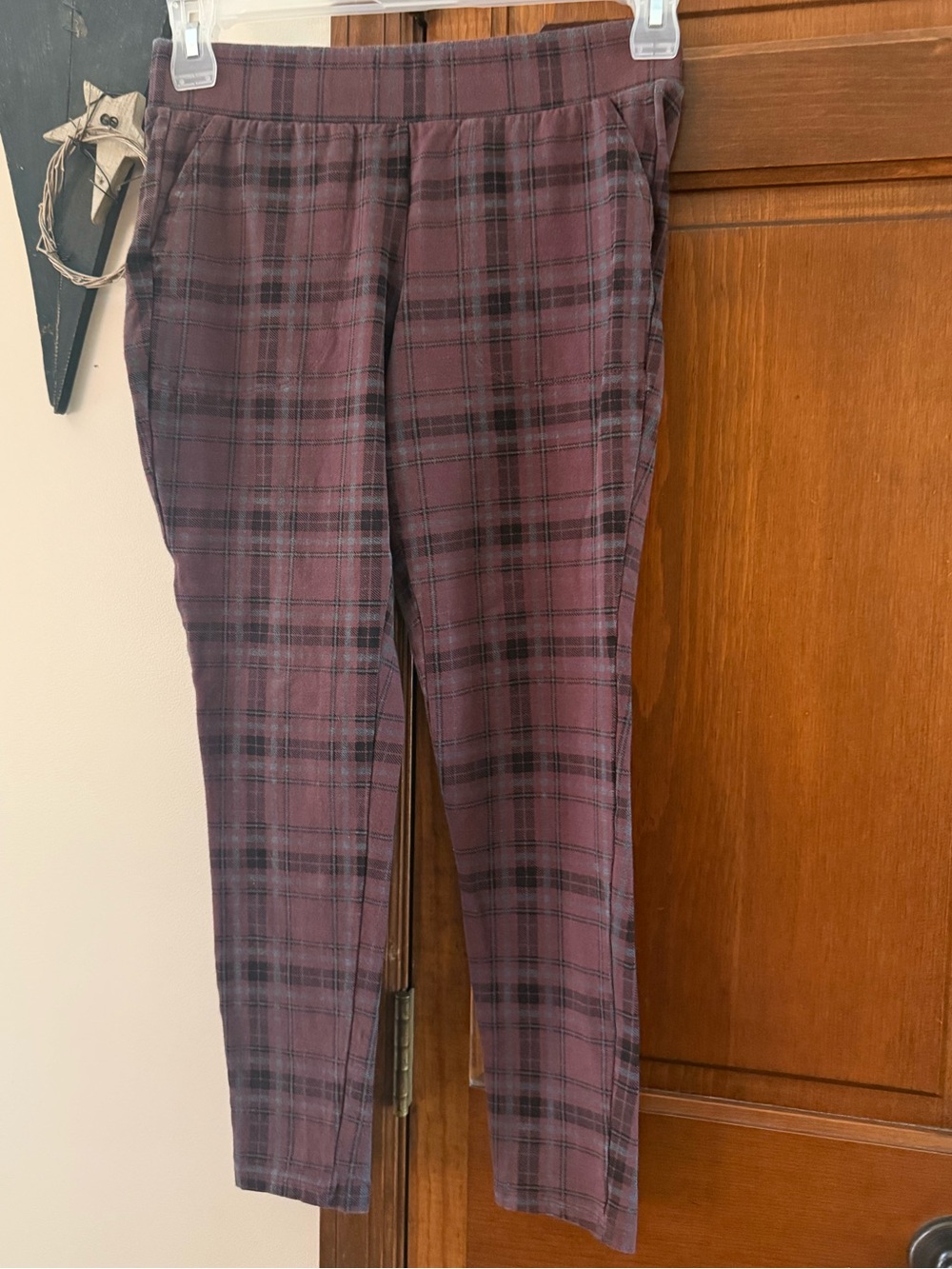 TORRID Plaid Cropped Leggings With Pockets in Mauve and Black Size 10/12